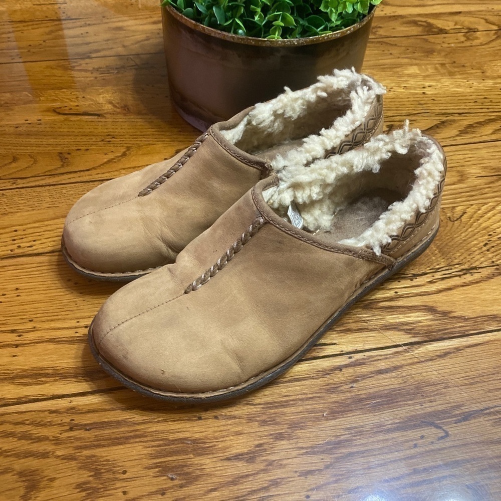 𝅺ugg Betty Brown Leather Slip Shearling  Clogs 7